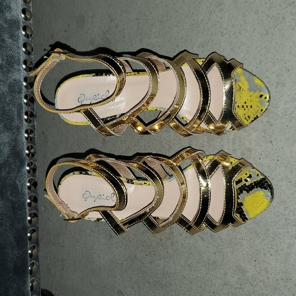 Metallic Gold Detailed Cut Out Peep Toe High Heels - Picture 2 of 6